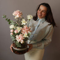 Композиция с французскими розами и тюльпанами