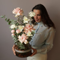 Композиция с французскими розами и тюльпанами