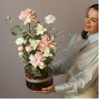 Композиция с французскими розами и тюльпанами