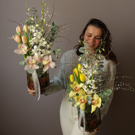 Композиция с тюльпанами и нарциссами в стеклянном цилинрде