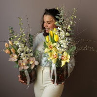 Композиция с тюльпанами и нарциссами в стеклянном цилинрде