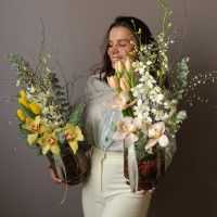 Композиция с тюльпанами и нарциссами в стеклянном цилинрде