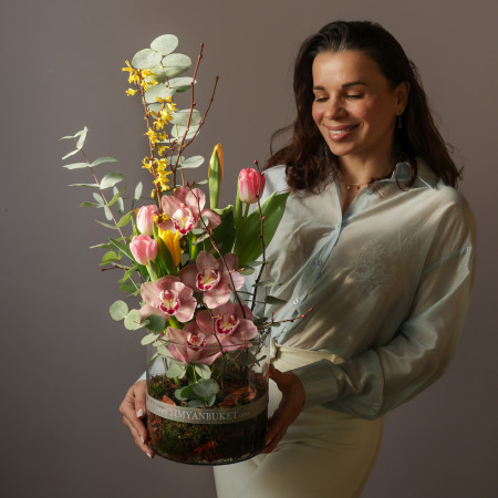 Композиция с тюльпанами и орхидеей в стеклянном цилиндре