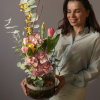 Композиция с тюльпанами и орхидеей в стеклянном цилиндре