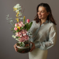 Композиция с тюльпанами и орхидеей в стеклянном цилиндре