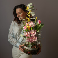 Композиция с тюльпанами и орхидеей в стеклянном цилиндре