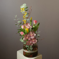 Композиция с тюльпанами и орхидеей в стеклянном цилиндре