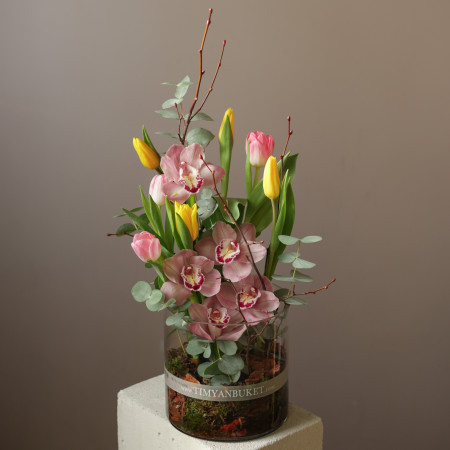 Композиция с орхидеей и тюльпанами в стеклянном цилиндре