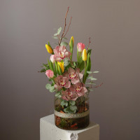 Композиция с орхидеей и тюльпанами в стеклянном цилиндре