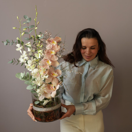 Композиция с орхидеями в стеклянном кашпо