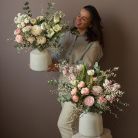 Букет в вазе с тюльпанами и ранункулюсами 