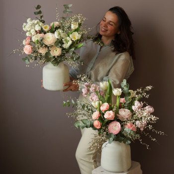 Букет в вазе с тюльпанами и ранункулюсами 