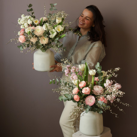 Букет в вазе с тюльпанами и ранункулюсами 