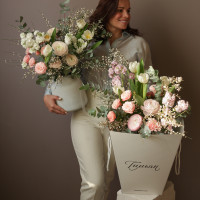 Букет в вазе с тюльпанами и ранункулюсами 