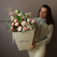 Букет в вазе с тюльпанами и ранункулюсами 