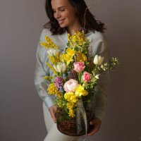 Композиция весенняя с тюльпанами и мимозой в стеклянном цилиндре