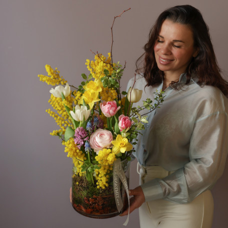 Композиция весенняя с тюльпанами и мимозой в стеклянном цилиндре