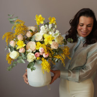 Букет в вазе с мимозой, ранункулюсами и тюльпанами