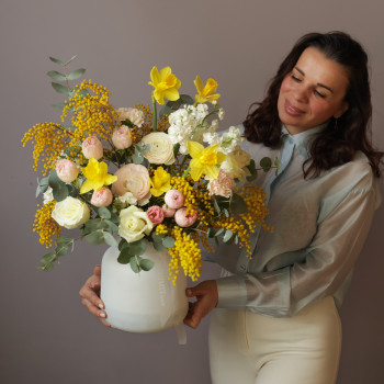 Букет в вазе с мимозой, ранункулюсами и тюльпанами