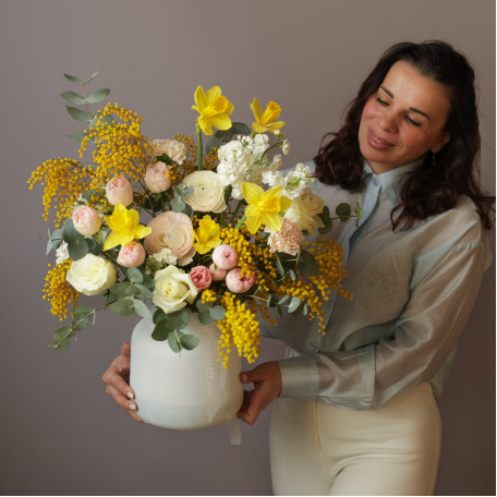 Букет в вазе с мимозой, ранункулюсами и тюльпанами