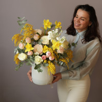 Букет в вазе с мимозой, ранункулюсами и тюльпанами