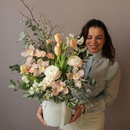 Букет в вазе с ранункулюсами, тюльпанами и орхидеей