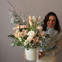 Букет в вазе с ранункулюсами, тюльпанами и орхидеей