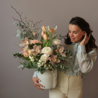 Букет в вазе с ранункулюсами, тюльпанами и орхидеей