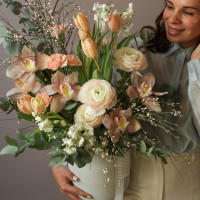 Букет в вазе с ранункулюсами, тюльпанами и орхидеей