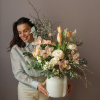 Букет в вазе с ранункулюсами, тюльпанами и орхидеей