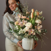 Букет в вазе с ранункулюсами, тюльпанами и орхидеей