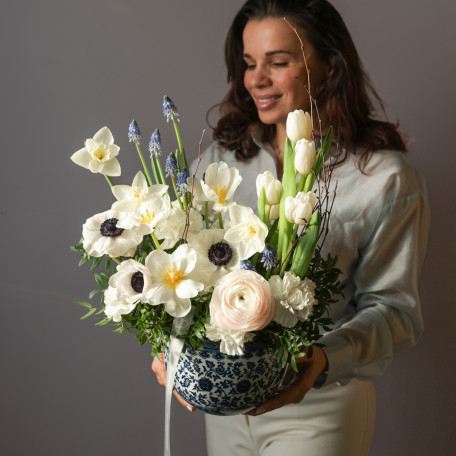 Композиция в кашпо с белыми анемонами и тюльпанами