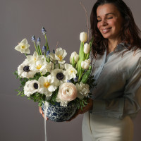 Композиция в кашпо с белыми анемонами и тюльпанами