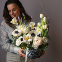 Композиция в кашпо с белыми анемонами и тюльпанами