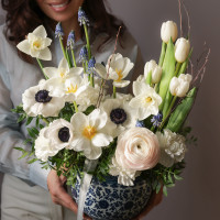 Композиция в кашпо с белыми анемонами и тюльпанами