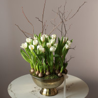 Белые тюльпаны и гиацинты в металлическом кашпо 