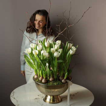 Белые тюльпаны и гиацинты в металлическом кашпо 