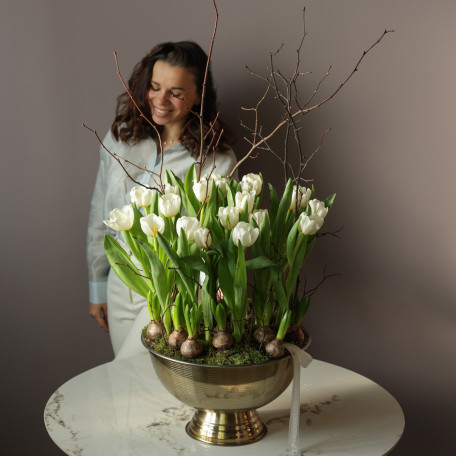 Белые тюльпаны и гиацинты в металлическом кашпо 