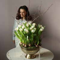 Белые тюльпаны и гиацинты в металлическом кашпо 