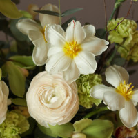 Ввесенняя композиция в керамическом кашпо с ранункулюсами, орхидеей и тюльпанами