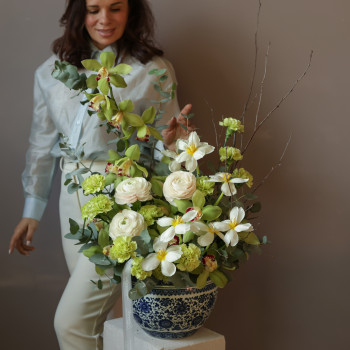 Ввесенняя композиция в керамическом кашпо с ранункулюсами, орхидеей и тюльпанами