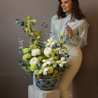 Ввесенняя композиция в керамическом кашпо с ранункулюсами, орхидеей и тюльпанами