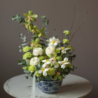 Ввесенняя композиция в керамическом кашпо с ранункулюсами, орхидеей и тюльпанами