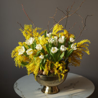 Солнечная вау-композиция с тюльпанами и мимозой в кашпо