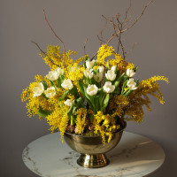 Солнечная вау-композиция с тюльпанами и мимозой в кашпо