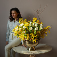 Солнечная вау-композиция с тюльпанами и мимозой в кашпо