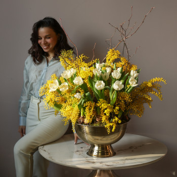 Солнечная вау-композиция с тюльпанами и мимозой в кашпо
