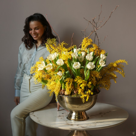 Солнечная вау-композиция с тюльпанами и мимозой в кашпо