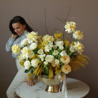 Объемная вау-композиция с тюльпанами и мимозой в кашпо