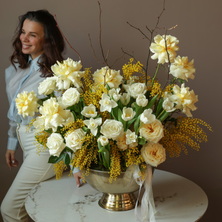 Объемная вау-композиция с тюльпанами и мимозой в кашпо